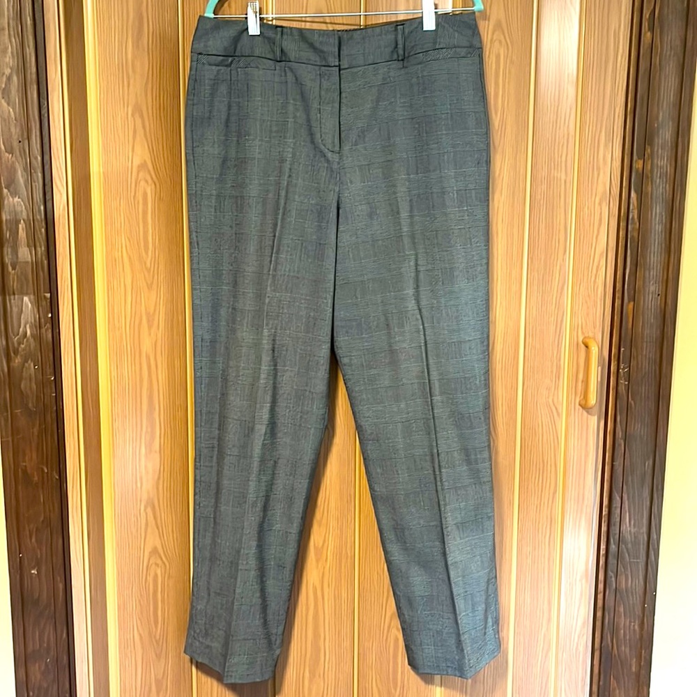 Larry Levine flattering dress pants. Size 14. Black and white micro herringbone.
